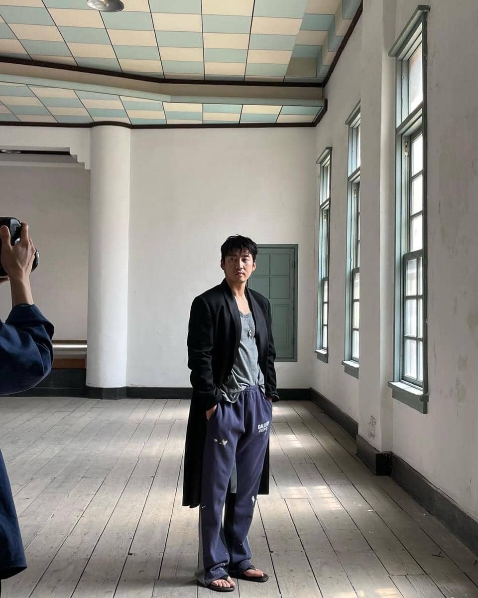 Outfit Nyaman ala Yoon Kyesang, Aktor Drakor Heroes Next Door