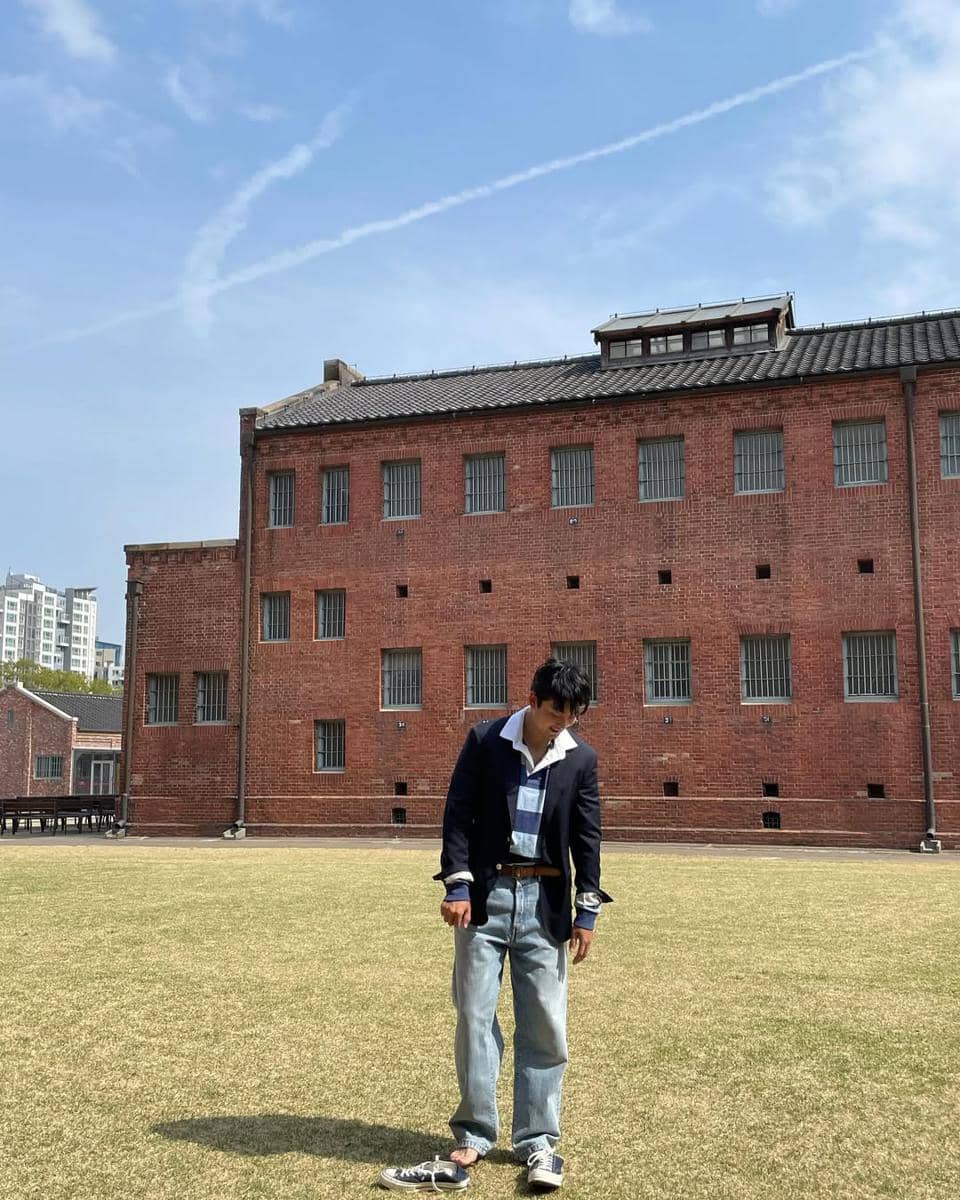 Outfit Nyaman ala Yoon Kyesang, Aktor Drakor Heroes Next Door