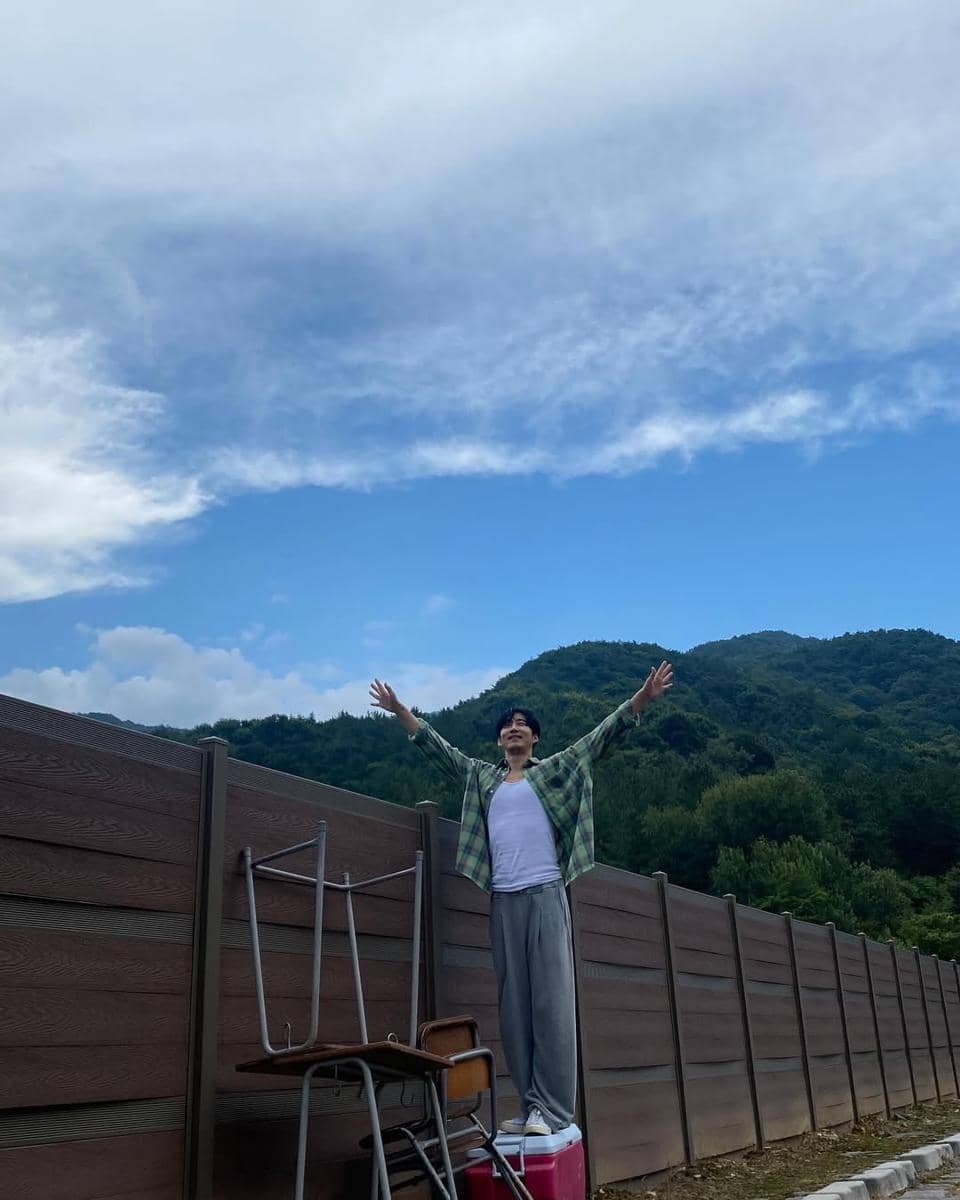 Outfit Nyaman ala Yoon Kyesang, Aktor Drakor Heroes Next Door