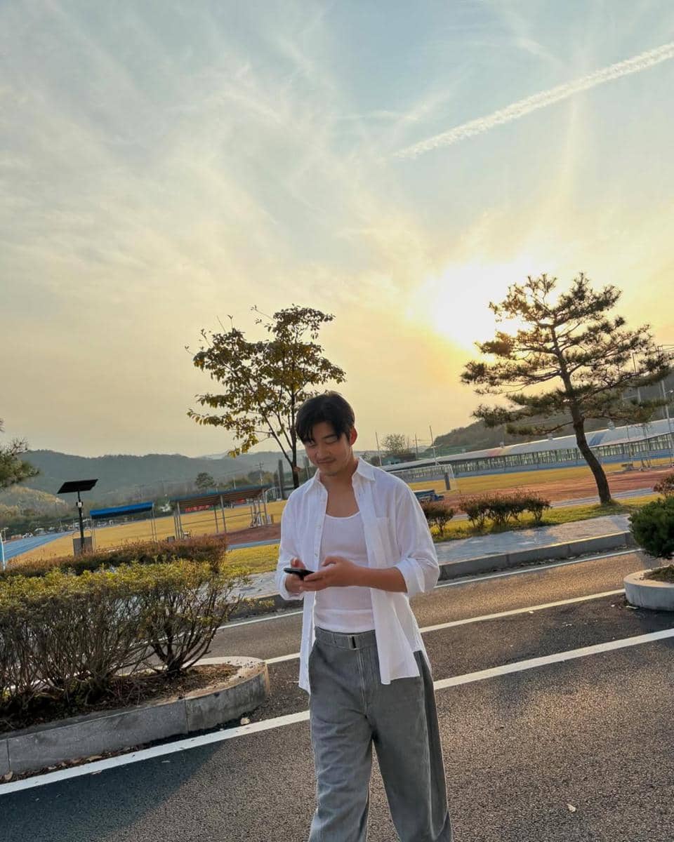 Outfit Nyaman ala Yoon Kyesang, Aktor Drakor Heroes Next Door