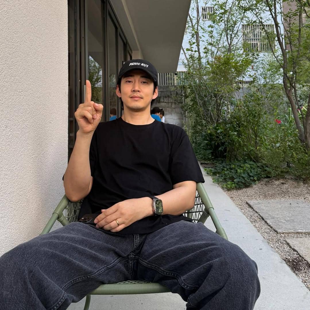 Outfit Nyaman ala Yoon Kyesang, Aktor Drakor Heroes Next Door