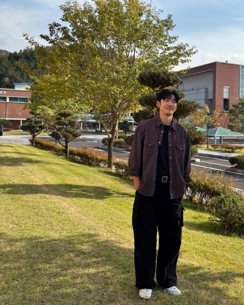 Outfit Nyaman ala Yoon Kyesang, Aktor Drakor Heroes Next Door