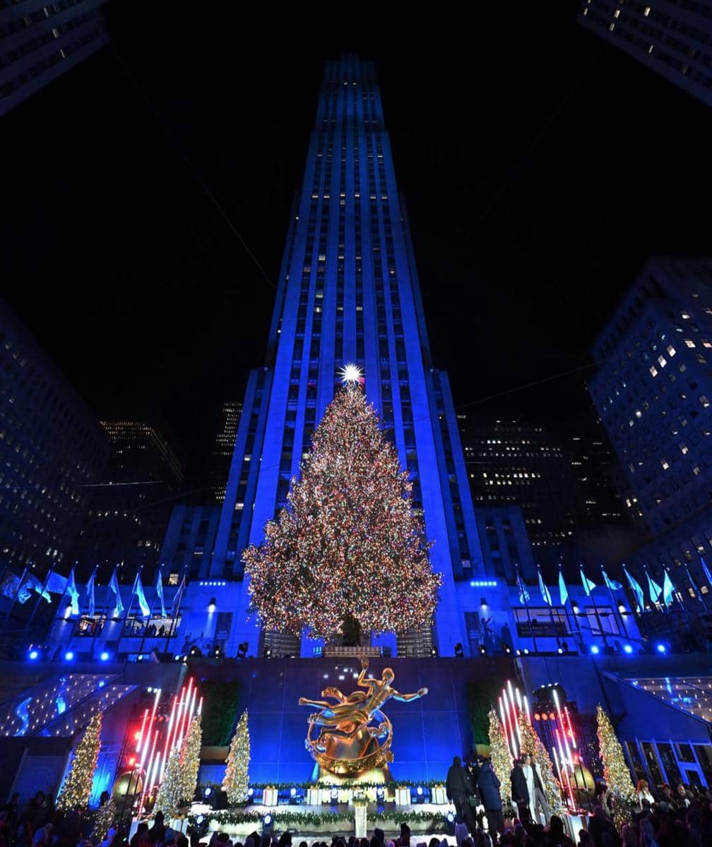 potret gemerlap Rockefeller Center Christmas Tree saat malam hari 