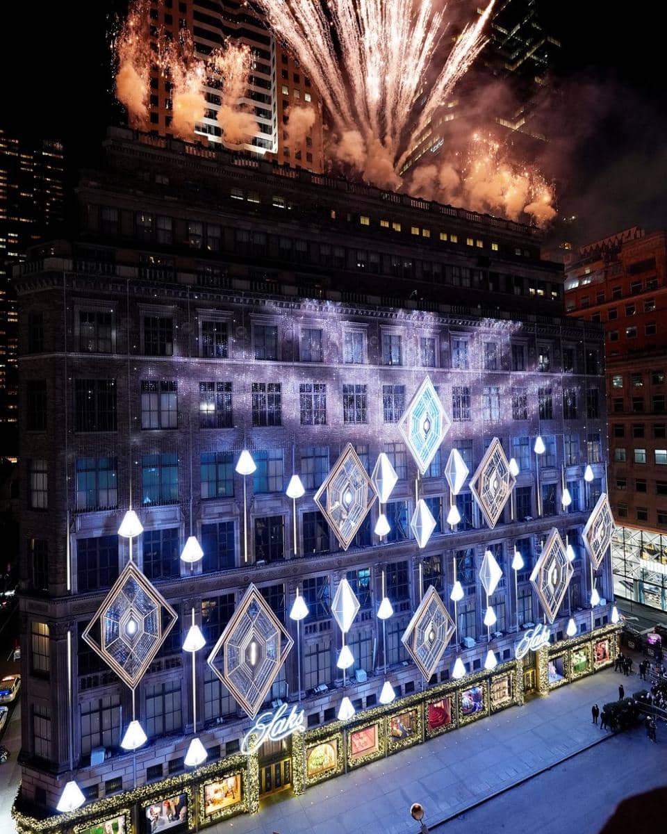 pertunjukan lampu di Saks Fifth Avenue 