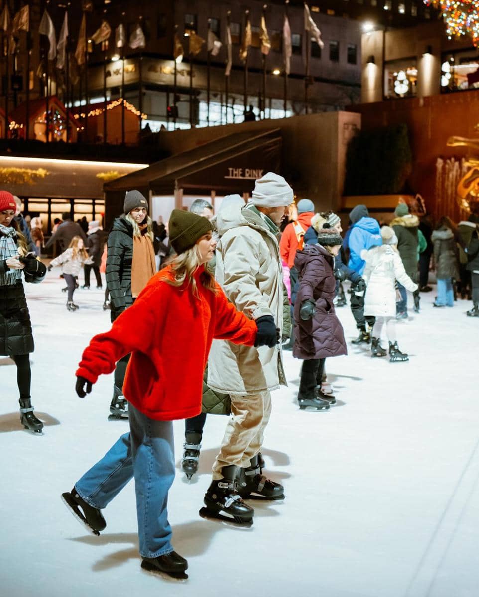 potret area bermain ice skating di sekitar pohon Natal 