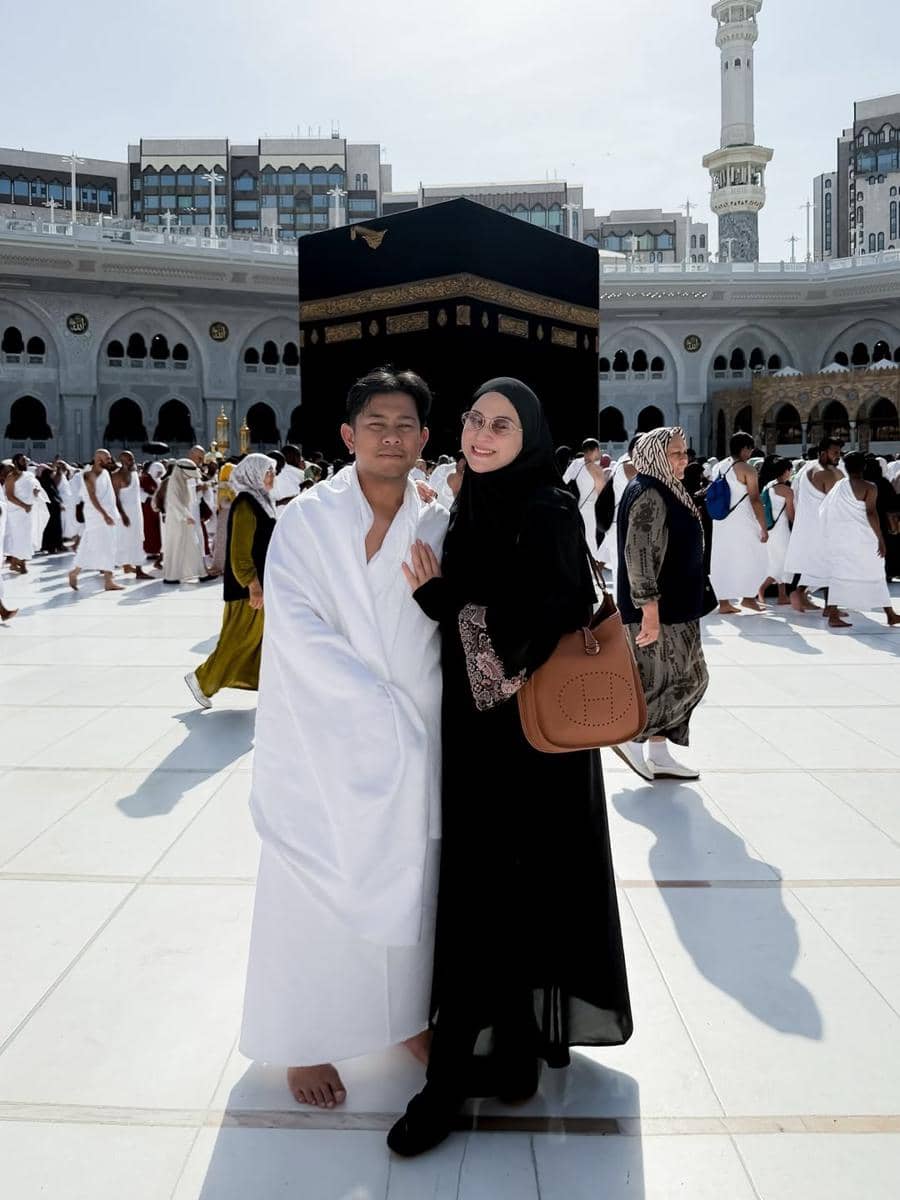potret umrah Nina Zatulini dan Chandra Tauphan