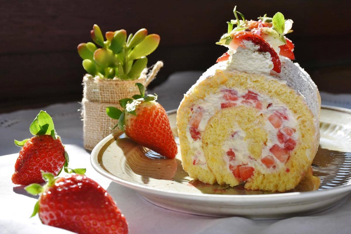 resep japanese strawberry roll cake 