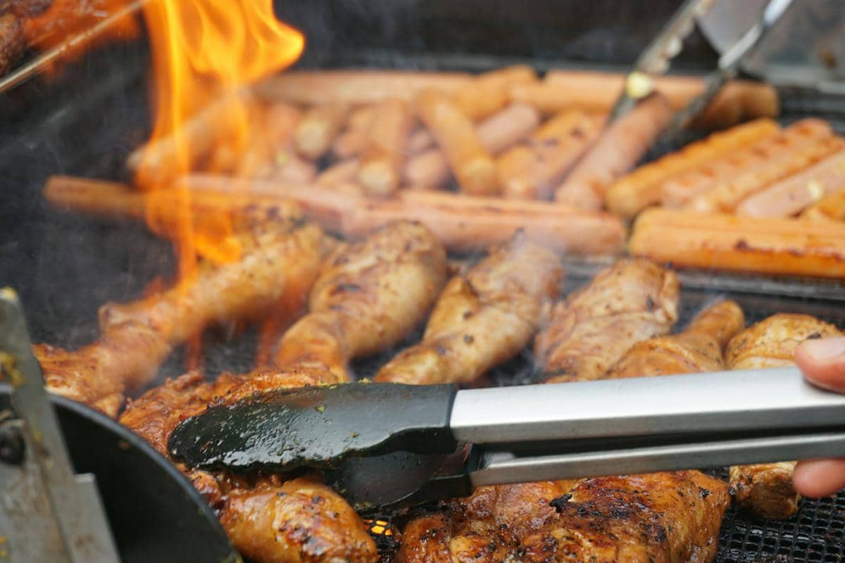 ilustrasi membakar ayam dan sosis dengan saus barbeque 