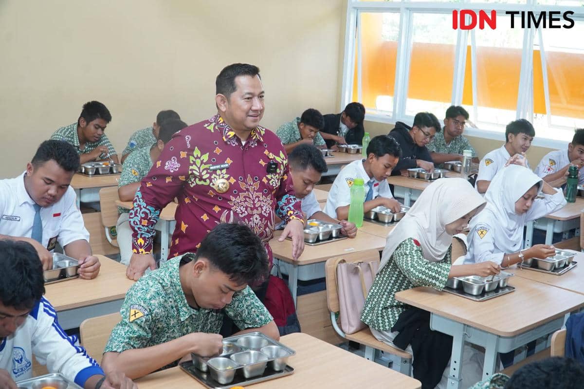 Bupati PPU Mudyat Noor lakukan peninjauan program MBG di SMAN 1 Penajam 