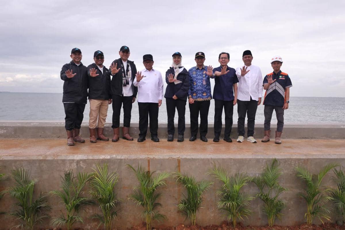 Gubernur DKI Jakarta Pramono Anung meninjau pembangunan tanggul pengaman pantai (NCICD)