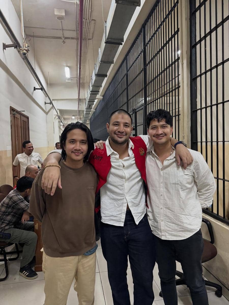 Ammar Zoni dijenguk kedua adiknya