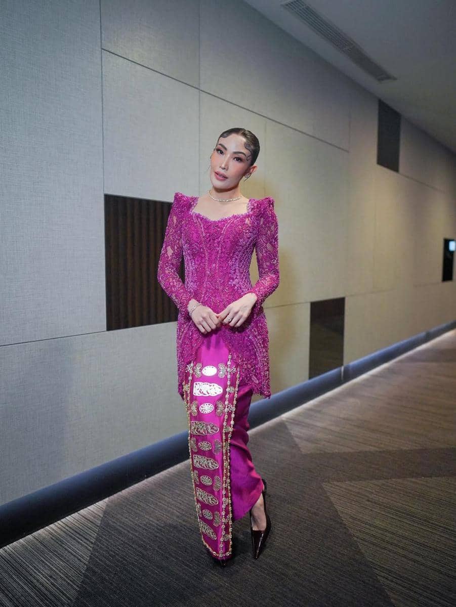 Resepsi itu - Baju adat Gorontalo time😍🩷1 - Reginya ada 42 - Buat di pajang di pintu masuk3 - .jpg