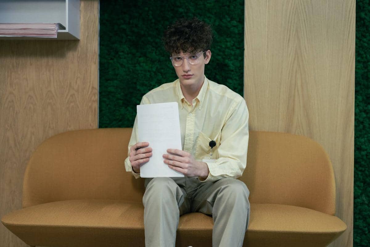 ilustrasi cowok memegang kertas