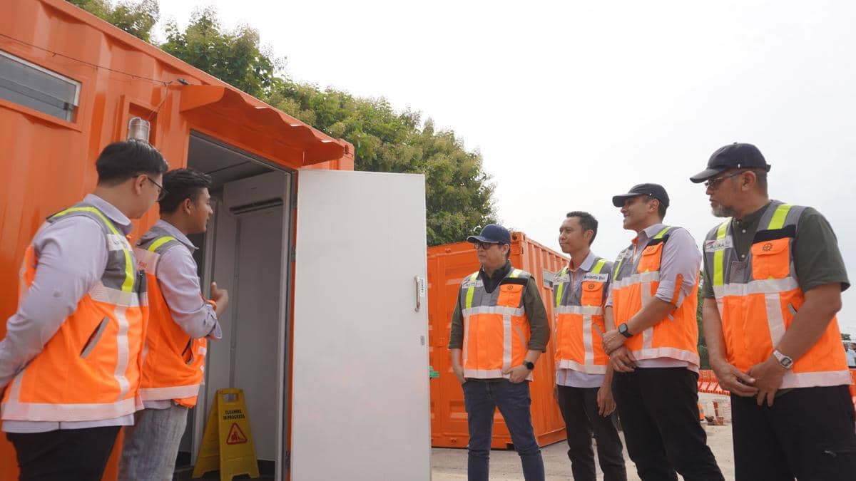 Foto 1_Pengecekan Fasiitas Toilet Rest Area Fungsional KM 188 arah Jakarta oleh Group CEO Astra Infra Firman Yosafat Siregar,~perasional Astra Tol Cipali Novianto Dwi Wibowo, Group COO Astra Infra Billy Perkasa Kadar, dan Group CTO Astra Infra Rinaldi.JPG