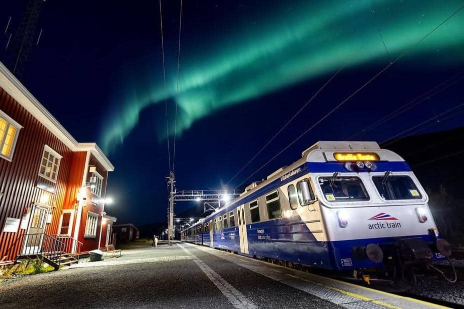 Arctic Train berlatar aurora borealis di Norwegia