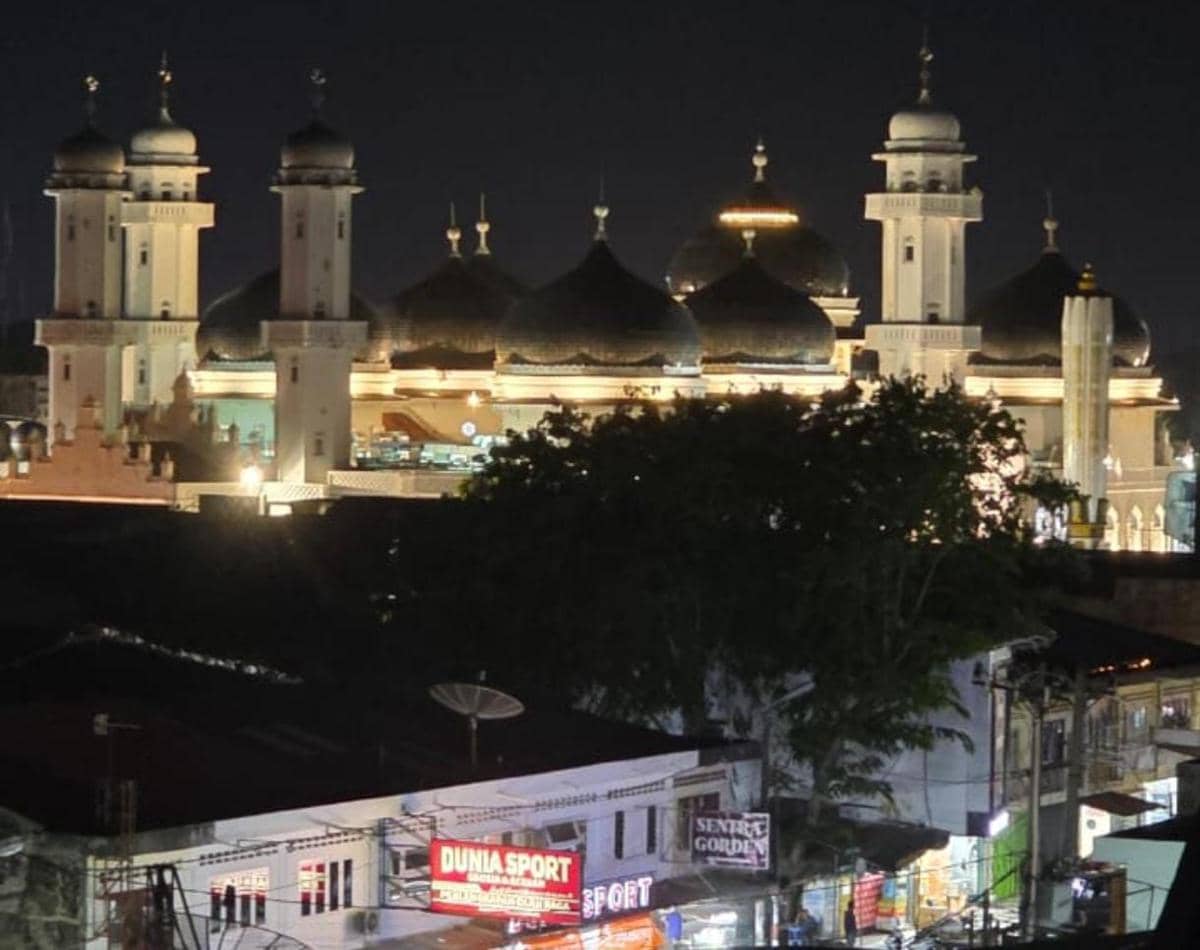 Suasana saat listrik kembali dipulihkan di Banda Aceh (dok.PLN)