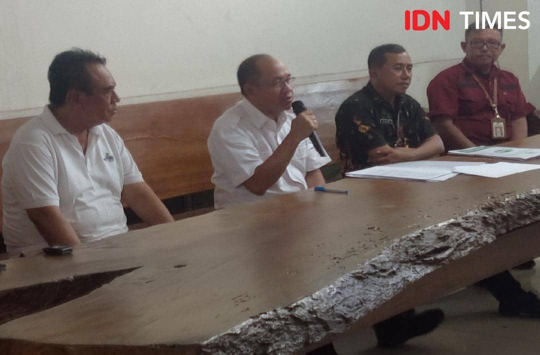 Bupati Banyumas Sadewo Tri Lastiono (kedua dari kiri) hanya bisa janji teruskan ke pemprov Jateng persoalan tambang di Gunung Slamet, Jumat (19/12/2025).(IDN Times/Cokie Sutrisno)