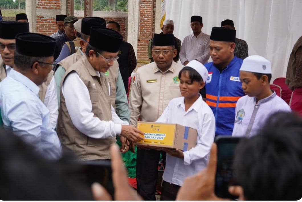 Menteri Agama Nasaruddin Umar memberikan bantuan logistik ke Pesantren di Aceh