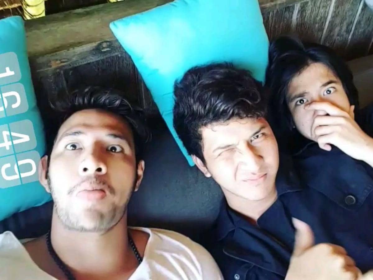 Ammar Zoni dijenguk kedua adiknya