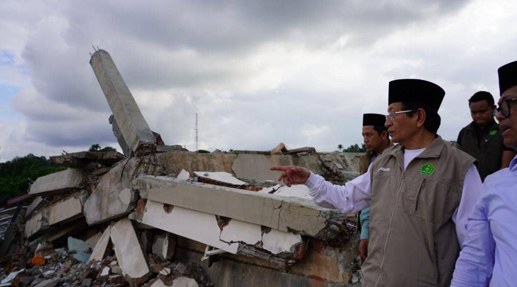 Menteri Agama Nasaruddin Umar memberikan bantuan logistik ke Pesantren di Aceh