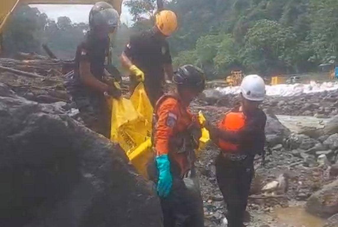 Tim Basarnas mengevakuasi jenazah yang ditemukan di Jembatan Kembar