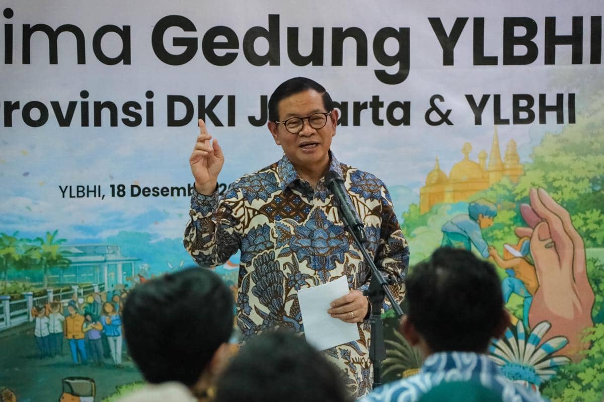 Gubernur DKI Jakarta, Pramono Anung hadir dalam penyerahan gedung Yayasan Lembaga Bantuan Hukum Indonesia (YLBHI) di gedung YLBHI Jakarta Pusat