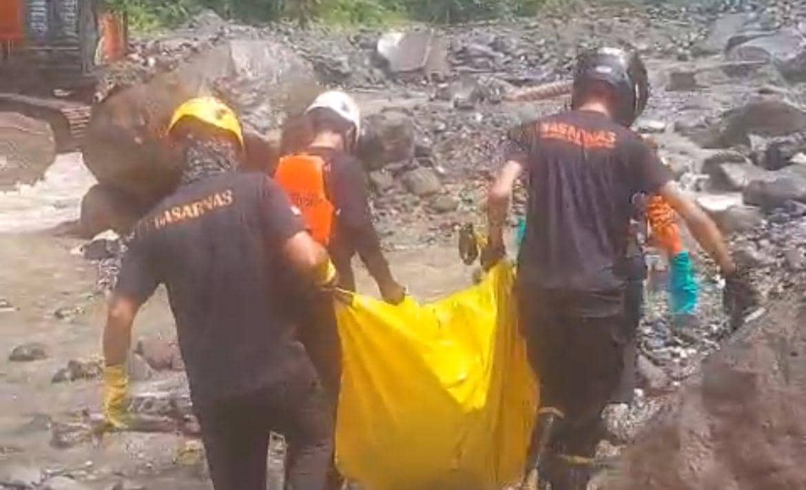 Tim Basarnas mengevakuasi jenazah yang ditemukan di Jembatan Kembar