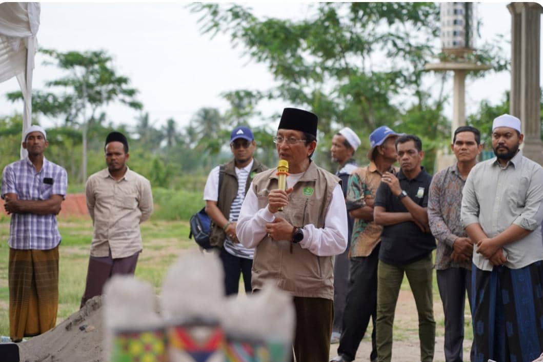 Menteri Agama Nasaruddin Umar menyerahkan bantuan Kementerian Agama kepada Pondok Pesantren Najmul Hidayah Al Aziziyah.