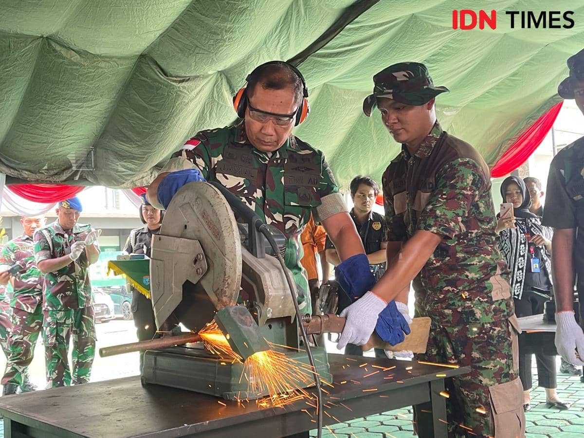 Pangdam XII/TPR musnahkan senpi rakitan.
