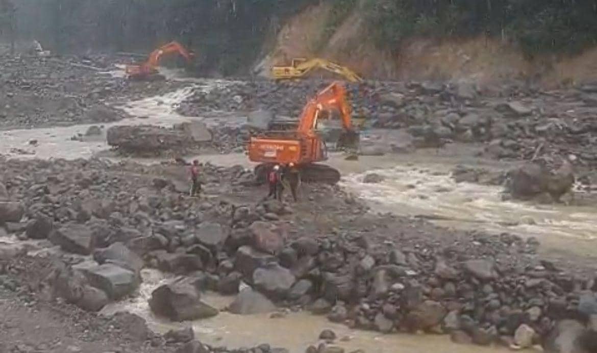 Pencarian korban di skitar lokasi bencana di Padang Panjang