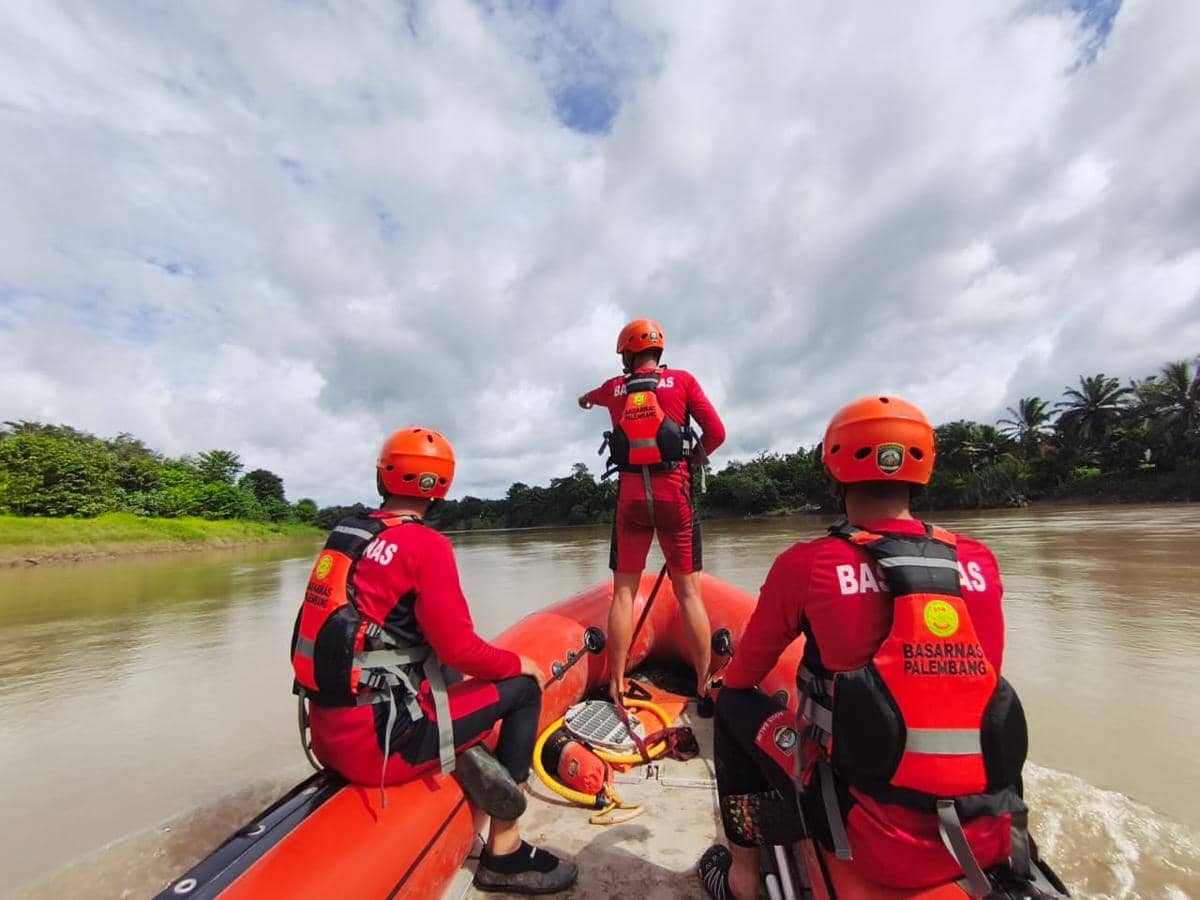 Proses pencarian orang hilang di aliran Sungai Lematang Muara Enim