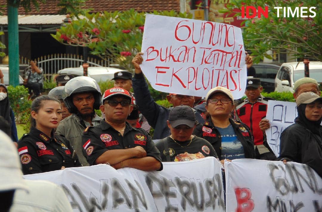 Salah satu poster bertuliskan Gunung Bukan Tempat Eksploitasi saat masyarakat aliansi Peduli dan Pencinta Gunung Slamet gelar demo tolak tambang, Jumat (19/12/2025).(IDN Times/Cokie Sutrisno)