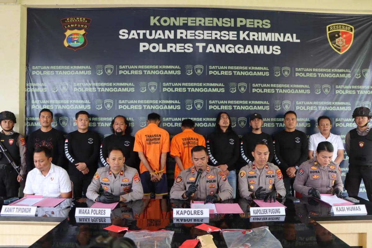 Konferensi pers kasus pembunuhan pasutri lansia oleh Polres Tanggamus.