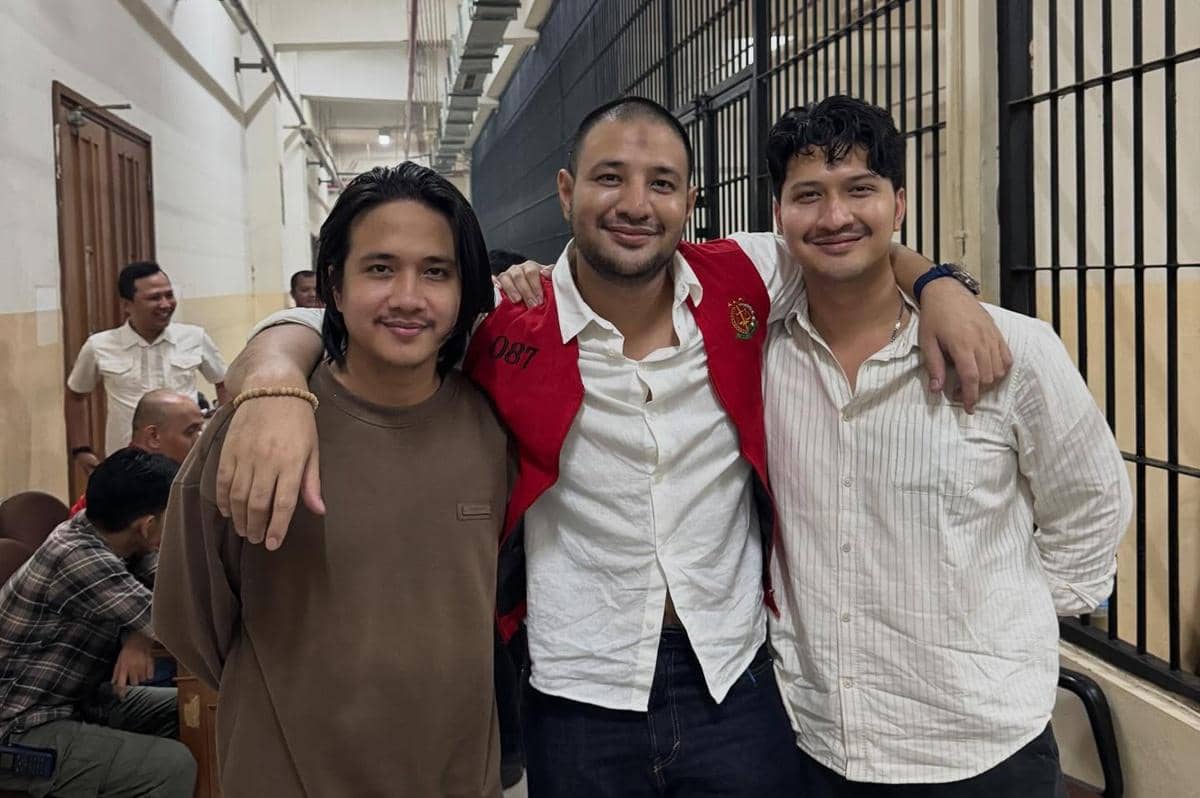 Ammar Zoni dijenguk kedua adiknya