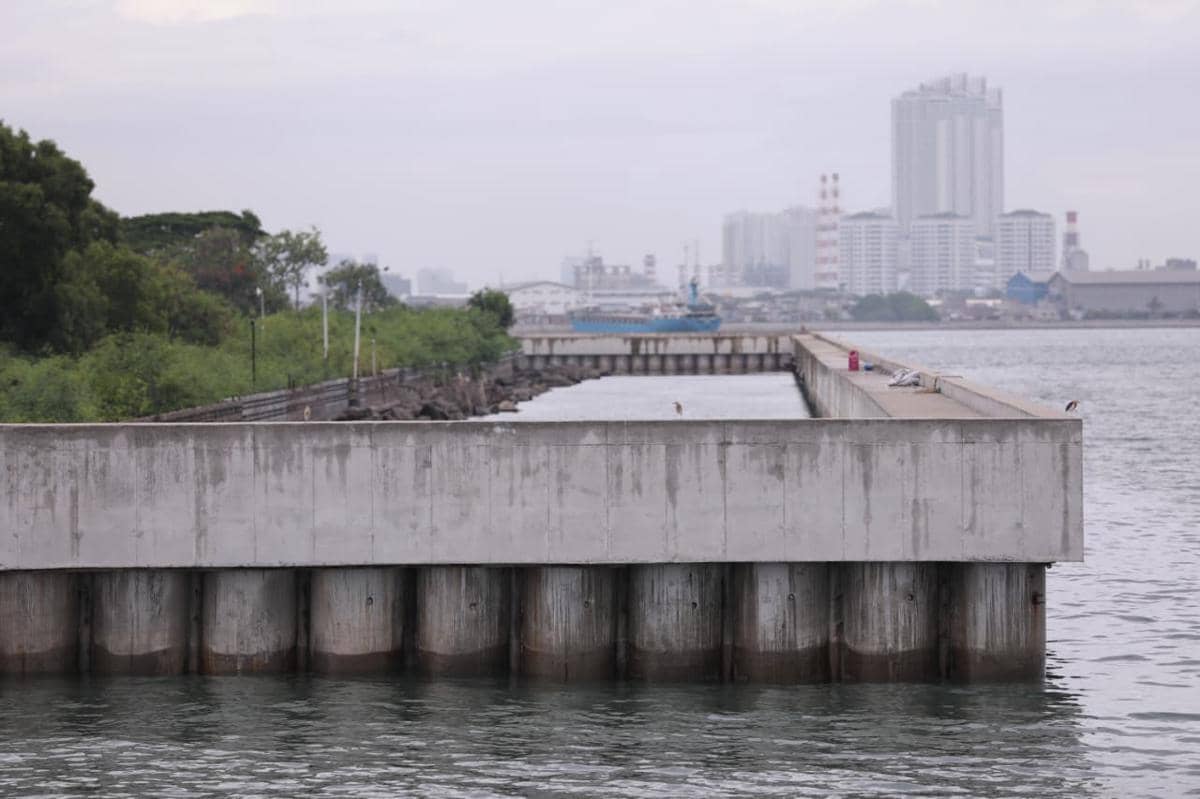 Gubernur DKI Jakarta Pramono Anung meninjau pembangunan tanggul pengaman pantai (NCICD)