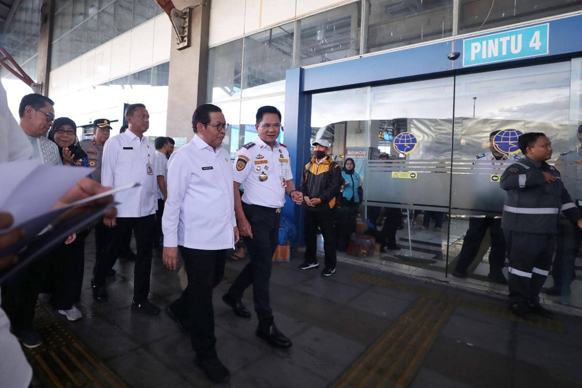 Pramono tinjau kesiapsiagaan angkutan umum guna mengantisipasi lonjakan penumpang menjelang libur Natal dan Tahun Baru (Nataru) 2025/2026