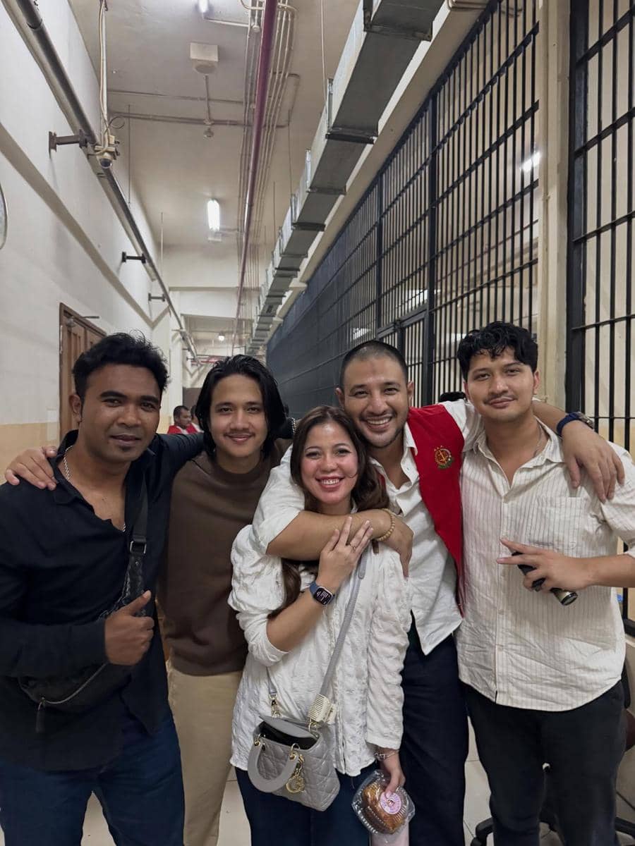 Ammar Zoni dijenguk kedua adiknya