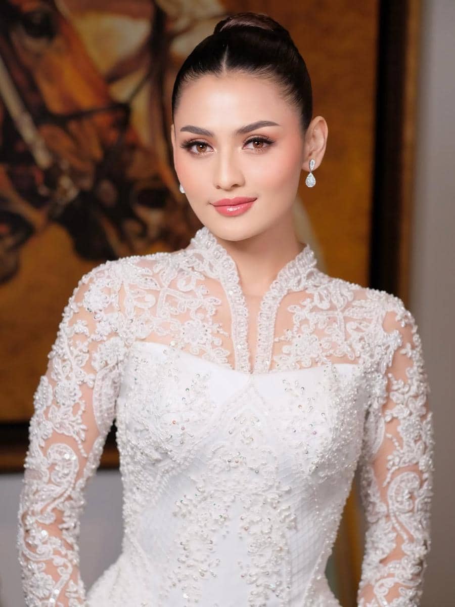 @rachquelnes waktu resepsi 🤍Dress by @christiebasill Hair do by @jooehair.jpg