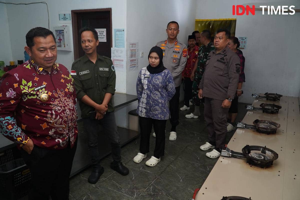 Bupati PPU Mudyat Noor bersama pejabat terkait meninjau program MBG di SMAN 1 Penajam 