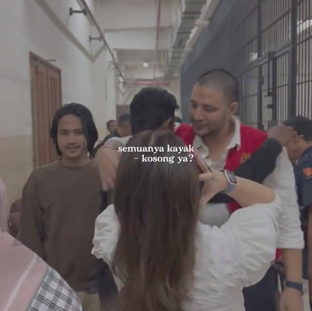 Ammar Zoni dijenguk kedua adiknya