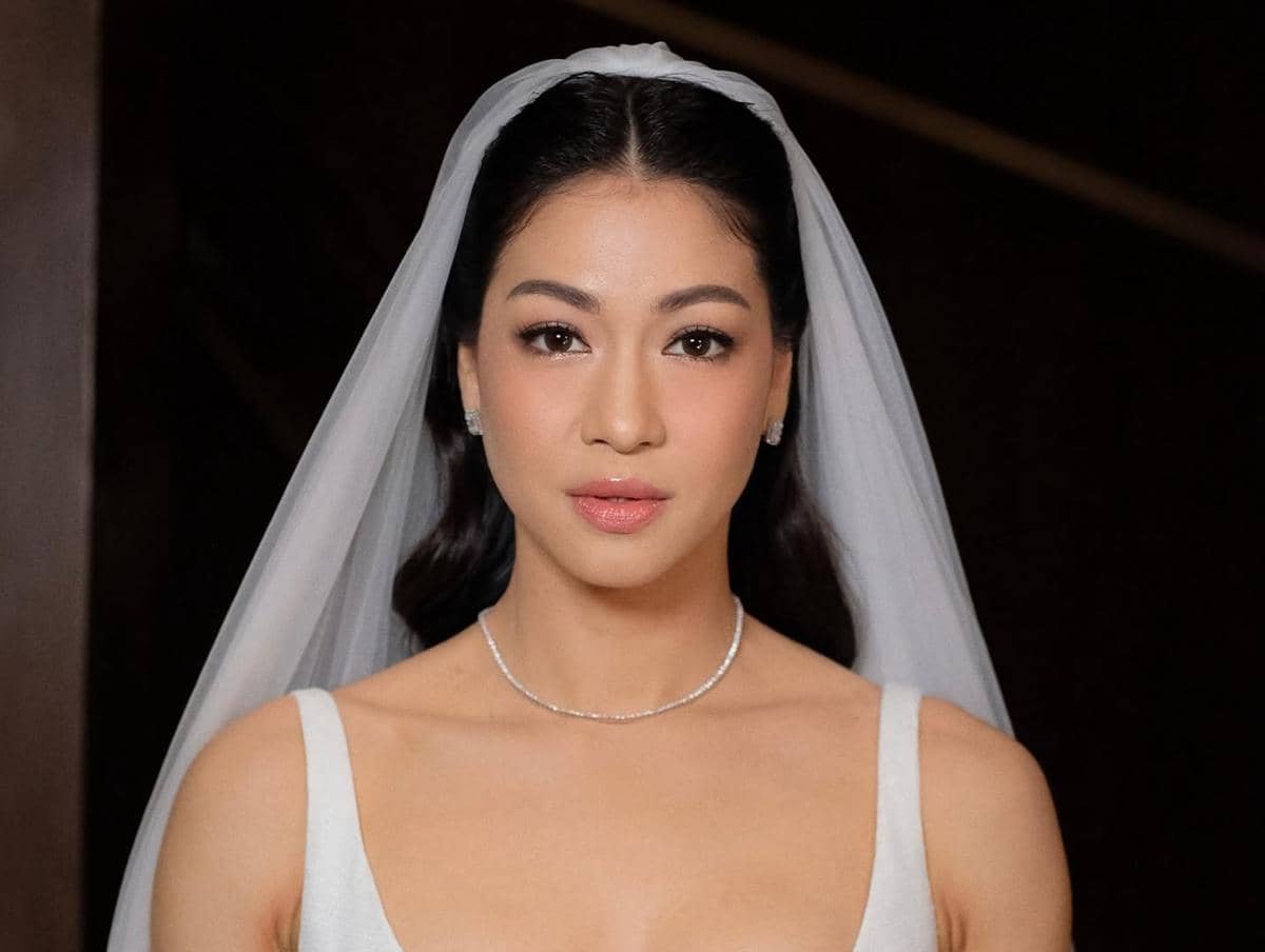 Kerenina Sunny Holy MatrimonyHair do by @woko_s Bridal Robe by @mandmatelier Gown by @nuence_ We (3sada).jpg