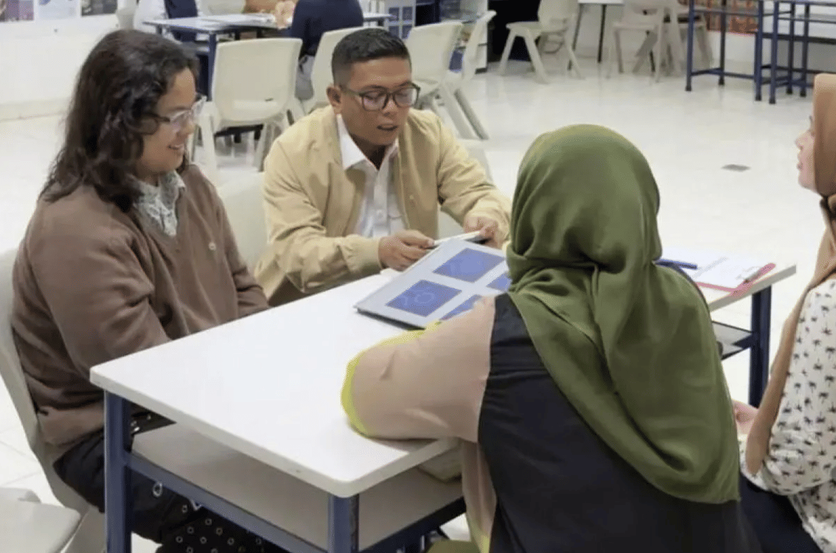 Gubernur Banten, Andra Soni mengambil rapor anak di sebuah SMP swasta di Tangsel 