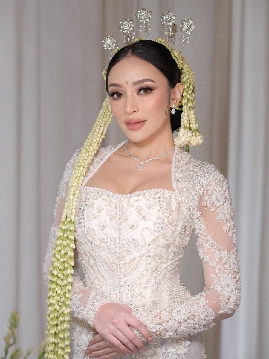 Pengantin Sunda ku @aamandazahra ✨🤍Kebaya by @studioboh Siger by @gse_ekayana.jpg