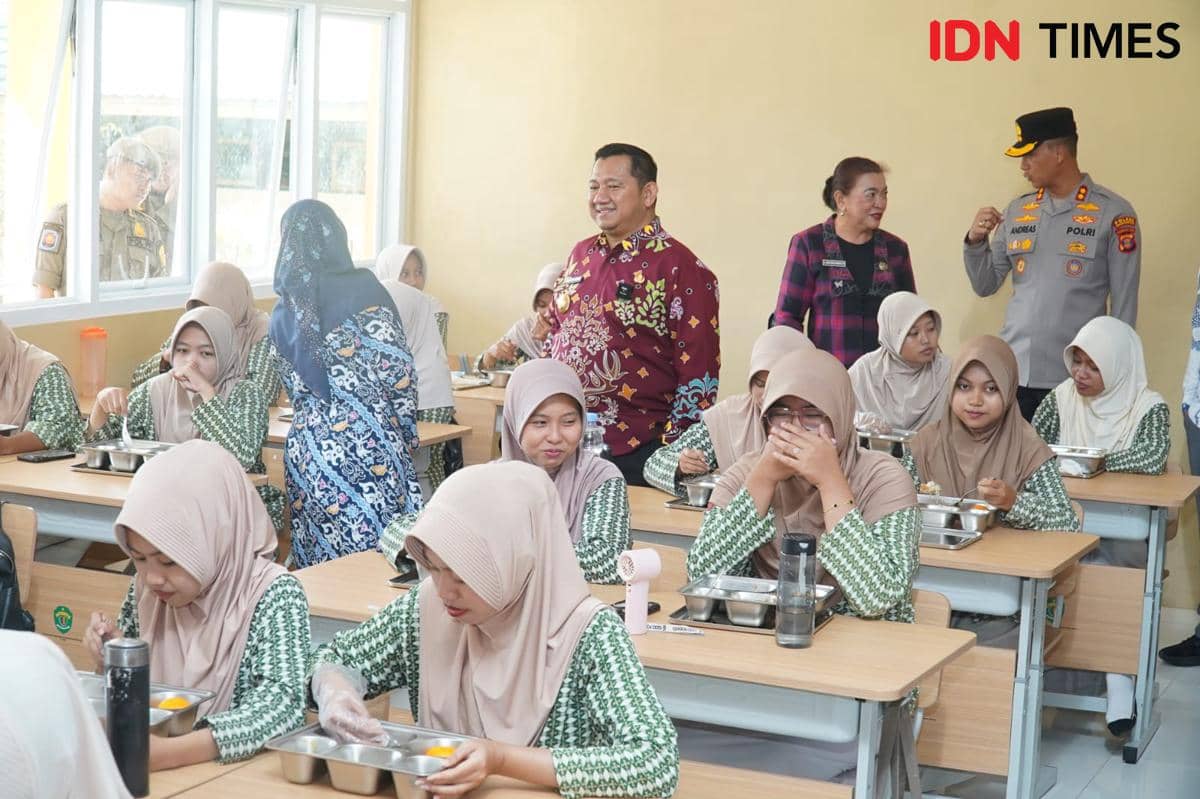 Bupati PPU Mudyat Noor meninjau program MBG di SMAN 1 Penajam