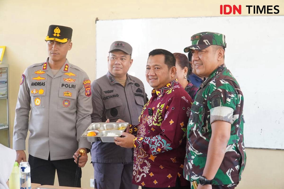 Bupati PPU Mudyat Noor bersama pejabat terkait meninjau program MBG di SMAN 1 Penajam