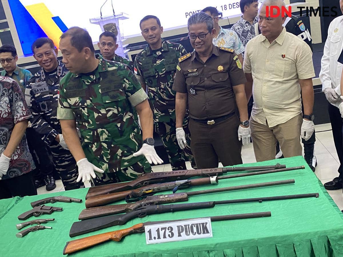 Ribuan senpi rakitan dari warga di Perbatasan diserahkan ke Kodam XII/TPR.