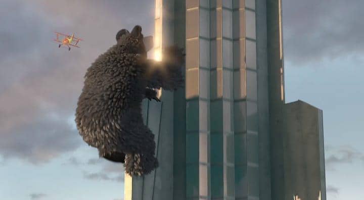 Bear menirukan adegan film King Kong.