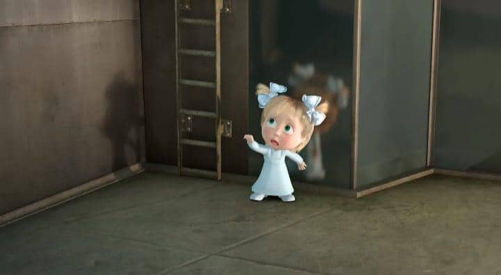 Masha menirukan adegan film King Kong.