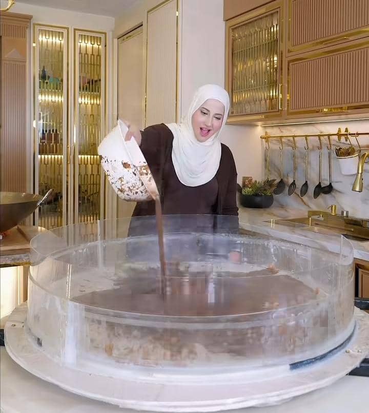 Tasyi Athasyia bikin puding raksasa