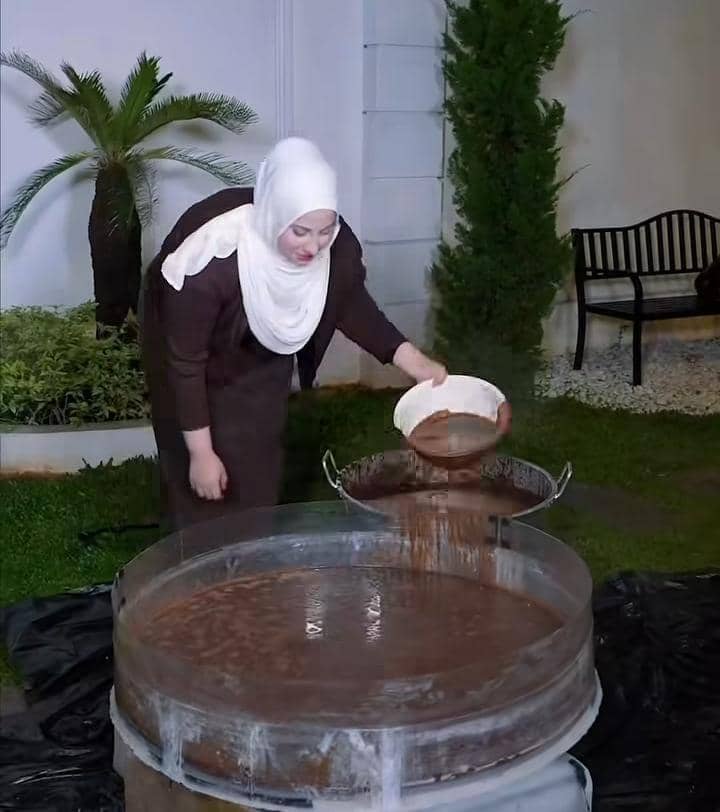 Tasyi Athasyia bikin puding raksasa